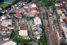 Bahnhofsgebäude und Gleisanlagen des S-Bahnhofes Herrenberg mit UDG Herrenberg GmbH und Steinbeis-Hochschule Berlin in Herrenberg im Bundesland Baden-Württemberg, Deutschland