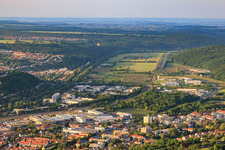 Neckartal mit Heißluftballon in Tübingen im Bundesland Baden-Württemberg, Deutschland