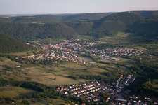 Dorf - Ansicht am Rande von landwirtschaftlichen Feldern und Nutzflächen in Reutlingen im Ortsteil Gönningen im Bundesland Baden-Württemberg, Deutschland