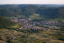 Luftbild von Dorf - Ansicht am Rande von landwirtschaftlichen Feldern und Nutzflächen in Reutlingen im Ortsteil Gönningen im Bundesland Baden-Württemberg, Deutschland