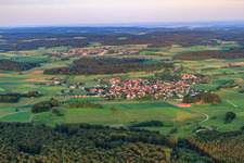Dorfansicht aus Westen im Ortsteil Bernloch in Hohenstein im Bundesland Baden-Württemberg, Deutschland