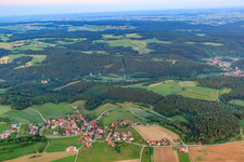 Dorfansicht aus Westen im Ortsteil Münzdorf in Hayingen im Bundesland Baden-Württemberg, Deutschland