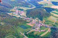 Dorfansicht aus Nordwesten im Tal der Großen Lauter im Ortsteil Indelhausen in Hayingen im Bundesland Baden-Württemberg, Deutschland