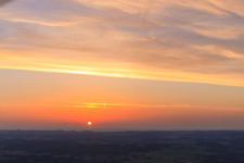 Luftbild von Sonnenuntergang färbt den Himmel überder Schwäbischen Alb rot orange in Hayingen im Bundesland Baden-Württemberg, Deutschland