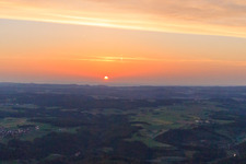 Luftaufnahme von Sonnenuntergang färbt den Himmel überder Schwäbischen Alb rot orange in Hayingen im Bundesland Baden-Württemberg, Deutschland