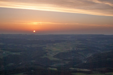 Sonnenuntergang färbt den Himmel über der Landschaft in Ehingen (Donau) rot orange im Ortsteil Anhausen in Hayingen im Bundesland Baden-Württemberg, Deutschland