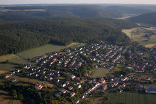 Ortsansicht der Straßen und Häuser der Wohngebiete im Ortsteil Pfraunstetten in Allmendingen im Ortsteil Kleinallmendingen im Bundesland Baden-Württemberg, Deutschland
