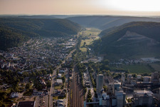Bahn zwischen Ort und Heidelberg Materials in Schelklingen im Bundesland Baden-Württemberg, Deutschland