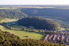 Wald und Berglandschaft Herz-Jesu-Berg im Ur-Donautal in Schelklingen im Ortsteil Urspring im Bundesland Baden-Württemberg, Deutschland