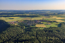 Dorfansicht auf der Alb aus Süden im Ortsteil Sonderbuch in Blaubeuren im Bundesland Baden-Württemberg, Deutschland