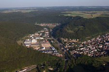 Ortsansicht der Straßen und Häuser der Wohngebiete im Ortsteil Gerhausen in Blaubeuren im Bundesland Baden-Württemberg, Deutschland von oben