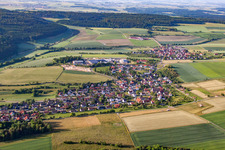 Ortsansicht der Straßen und Häuser der Wohngebiete im Ortsteil Dietingen in Blaustein im Bundesland Baden-Württemberg, Deutschland