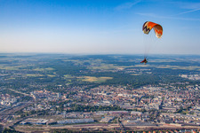 Gleitschirm über der Stadt im Ortsteil Weststadt in Ulm im Bundesland Baden-Württemberg, Deutschland
