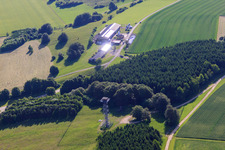 Regina’s Futterkiste auf der Alb und Turm Heroldstatt im Ortsteil Ennabeuren im Bundesland Baden-Württemberg, Deutschland