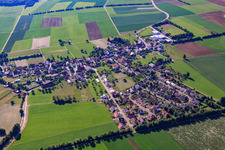 Dorfansicht auf der Alb von Norden im Ortsteil Ingstetten in Schelklingen im Bundesland Baden-Württemberg, Deutschland