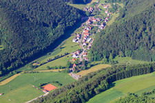 Dorfansicht auf der Alb im Tal der Schmiech von Südwesten im Ortsteil Hütten in Schelklingen im Bundesland Baden-Württemberg, Deutschland