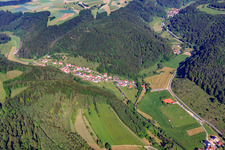 Luftbild von Dorfansicht auf der Alb im Tal der Schmiech von Südwesten im Ortsteil Hütten in Schelklingen im Bundesland Baden-Württemberg, Deutschland