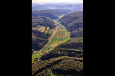 Luftbild von Alblandschaft im Tal der Schmiech von Westen im Ortsteil Justingen in Schelklingen im Bundesland Baden-Württemberg, Deutschland
