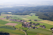 Dorf - Ansicht am Rande von landwirtschaftlichen Feldern und Nutzflächen in Allmendingen im Ortsteil Grötzingen im Bundesland Baden-Württemberg, Deutschland