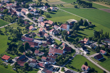 Luftbild von Dorf - Ansicht am Rande von landwirtschaftlichen Feldern und Nutzflächen in Allmendingen im Ortsteil Grötzingen im Bundesland Baden-Württemberg, Deutschland
