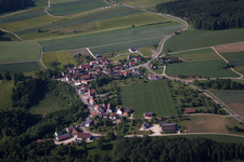 Dorf - Ansicht am Rande von landwirtschaftlichen Feldern und Nutzflächen in Briel in Ehingen im Bundesland Baden-Württemberg, Deutschland