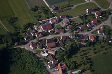 Luftbild von Dorf - Ansicht am Rande von landwirtschaftlichen Feldern und Nutzflächen in Briel in Ehingen im Bundesland Baden-Württemberg, Deutschland