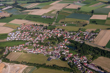 Dorf - Ansicht am Rande von landwirtschaftlichen Feldern und Nutzflächen in Alberweiler in Schemmerhofen im Bundesland Baden-Württemberg, Deutschland
