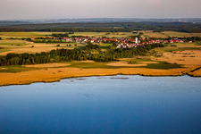 Ort hinterm Federsee mit Pfahlbauten in Oggelshausen im Bundesland Baden-Württemberg, Deutschland