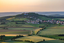 Dorf am Hang des Bussen, der Heilige Berg Schwabens und Wallfahrtsort im Ortsteil Offingen in Uttenweiler im Bundesland Baden-Württemberg, Deutschland