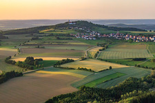 Luftbild von Dorf am Hang des Bussen, der Heilige Berg Schwabens und Wallfahrtsort im Ortsteil Offingen in Uttenweiler im Bundesland Baden-Württemberg, Deutschland