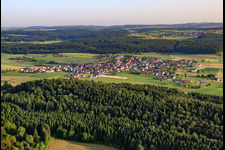Dorfansicht auf der Alb aus Südosten im Ortsteil Dächingen in Ehingen im Bundesland Baden-Württemberg, Deutschland
