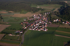 Dorf - Ansicht am Rande von landwirtschaftlichen Feldern und Nutzflächen in Ehingen (Donau) im Ortsteil Granheim im Bundesland Baden-Württemberg, Deutschland