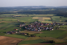 Dorf - Ansicht am Rande von landwirtschaftlichen Feldern und Nutzflächen in Bremelau in Münsingen im Bundesland Baden-Württemberg, Deutschland