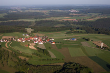 Dorf - Ansicht am Rande von landwirtschaftlichen Feldern und Nutzflächen in Bremelau im Ortsteil Dürrenstetten in Münsingen im Bundesland Baden-Württemberg, Deutschland