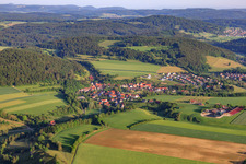 Dorfansicht auf der Alb aus Südosten an der Großen Lauter im Ortsteil Dapfen in Gomadingen im Bundesland Baden-Württemberg, Deutschland