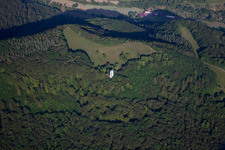 Luftaufnahme von Bauwerk des Aussichtsturmes Schönbergturm im Wald in Pfullingen im Bundesland Baden-Württemberg, Deutschland
