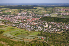 Stadtgebiet um dem Schloßberg mit Außenbezirken und Innenstadtbereich in Herrenberg im Bundesland Baden-Württemberg, Deutschland