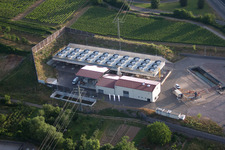 Kühlanlagen des Geothermiekraftwerk in Insheim im Bundesland Rheinland-Pfalz, Deutschland aus der Luft