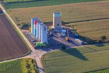 Schrägluftbild von Ineinander gesteckte Segmente der Masten eines Windrads vor der Montage in Offenbach an der Queich im Bundesland Rheinland-Pfalz, Deutschland