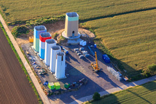 Ineinander gesteckte Segmente der Masten eines Windrads vor der Montage in Offenbach an der Queich im Bundesland Rheinland-Pfalz, Deutschland von oben