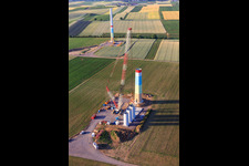 Ineinander gesteckte Segmente der Masten eines Windrads vor der Montage in Offenbach an der Queich im Bundesland Rheinland-Pfalz, Deutschland vom Flugzeug aus