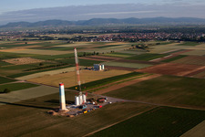 Baustelle zur Windrad- Turm Montage in Offenbach an der Queich in Ottersheim bei Landau im Bundesland Rheinland-Pfalz, Deutschland