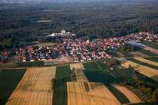 Schrägluftbild von Niederrœdern im Bundesland Bas-Rhin, Frankreich