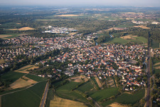 Drusenheim im Bundesland Bas-Rhin, Frankreich aus der Drohnenperspektive