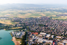Luftbild von Dorfkern an den See- Uferbereichen des Baggersees in Schutterwald im Bundesland Baden-Württemberg, Deutschland