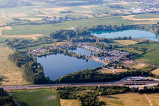 Luftbild von Wohnwagen und Zelte- Campingplatz - und Zeltplatz am Baggersee Schuttern in Friesenheim im Bundesland Baden-Württemberg, Deutschland