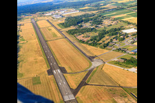 Luftbild von Landebahn des Flugplatz der Lahrer Flugbetriebs GmbH im Ortsteil Schuttern in Friesenheim im Bundesland Baden-Württemberg, Deutschland