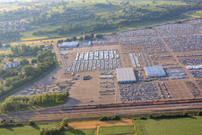 Halle der Mercedes-Benz AG auf dem Parkplatz der MOSOLF Logistics & Services GmbH, Niederlassung Kippenheim im Bundesland Baden-Württemberg, Deutschland