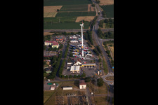 Autobahn Raststätte Shell Autohof Herbolzheim der Rasthof GmbH mit Windrad am Rand des Verlaufes der Autobahn BAB A5 in Herbolzheim im Bundesland Baden-Württemberg, Deutschland