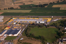 Gebäudekomplex und Logistikzentrum auf dem Gelände der DHL Global Forwarding Freight an der A5 in Herbolzheim im Bundesland Baden-Württemberg, Deutschland
